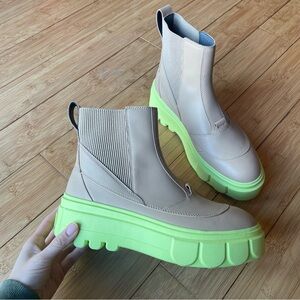 Sorel Caribou X platform Chelsea boots in canoe/tippet. Size 9.